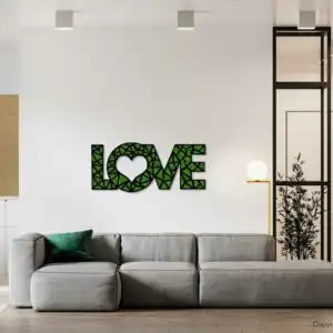 obývačka s gaučom a nápisom lásky na stene nad ním machovy obraz, stabilizovany mach, machová stena, machová dekorácia