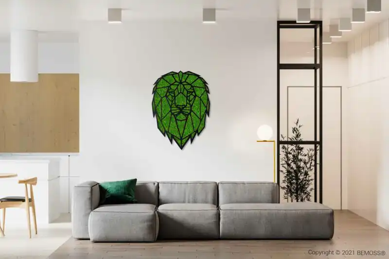 obývačka s gaučom a v nej stolík so zeleným srdcom na stene nad ním machovy obraz, stabilizovany mach, machová stena, machová dekorácia