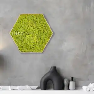 zelená stena s vázou a lampou na poličke vedľa nej a lampou na stole, environmentálne umenie , machovy obraz, stabilizovany mach, machová stena, machová dekorácia