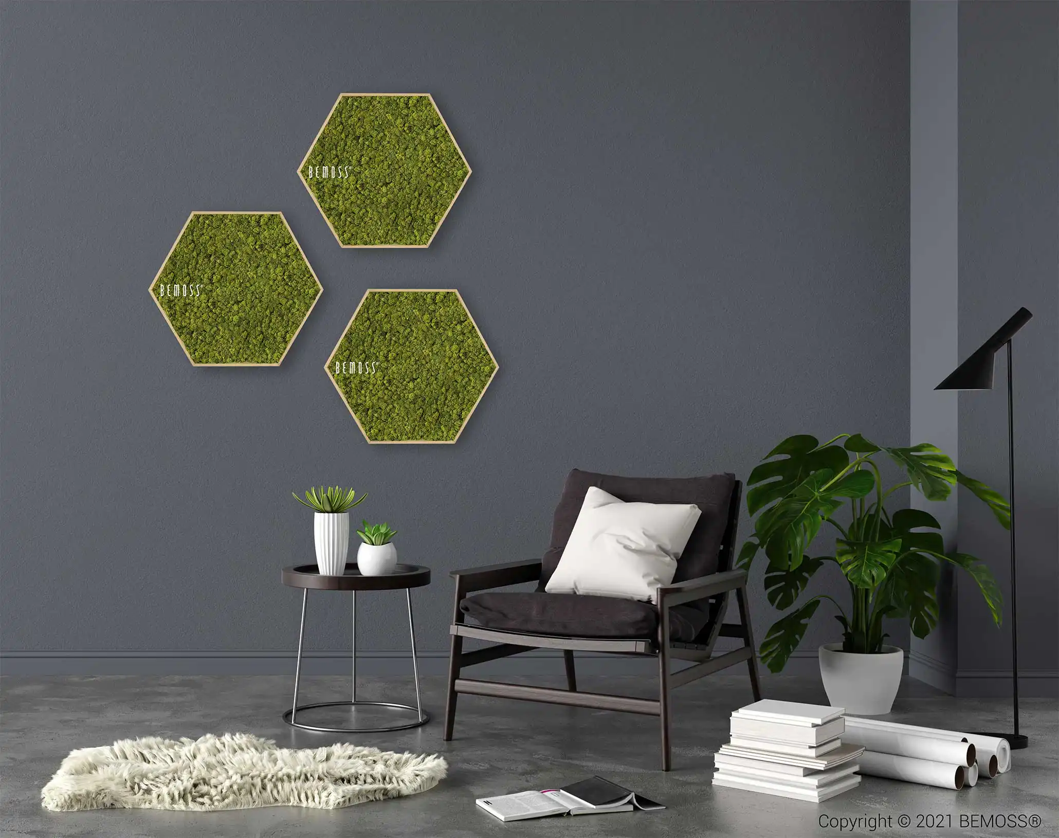 obývačka so stoličkou a stolom s rastlinou a tromi šesťuholníkmi na stene, environmentálne umenie , machovy obraz, stabilizovany mach, machová stena, machová dekorácia