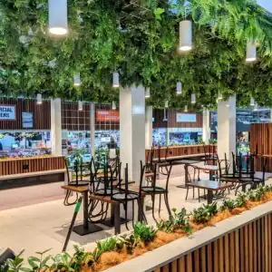 Umelá zelená stena na strope v reštaurácii